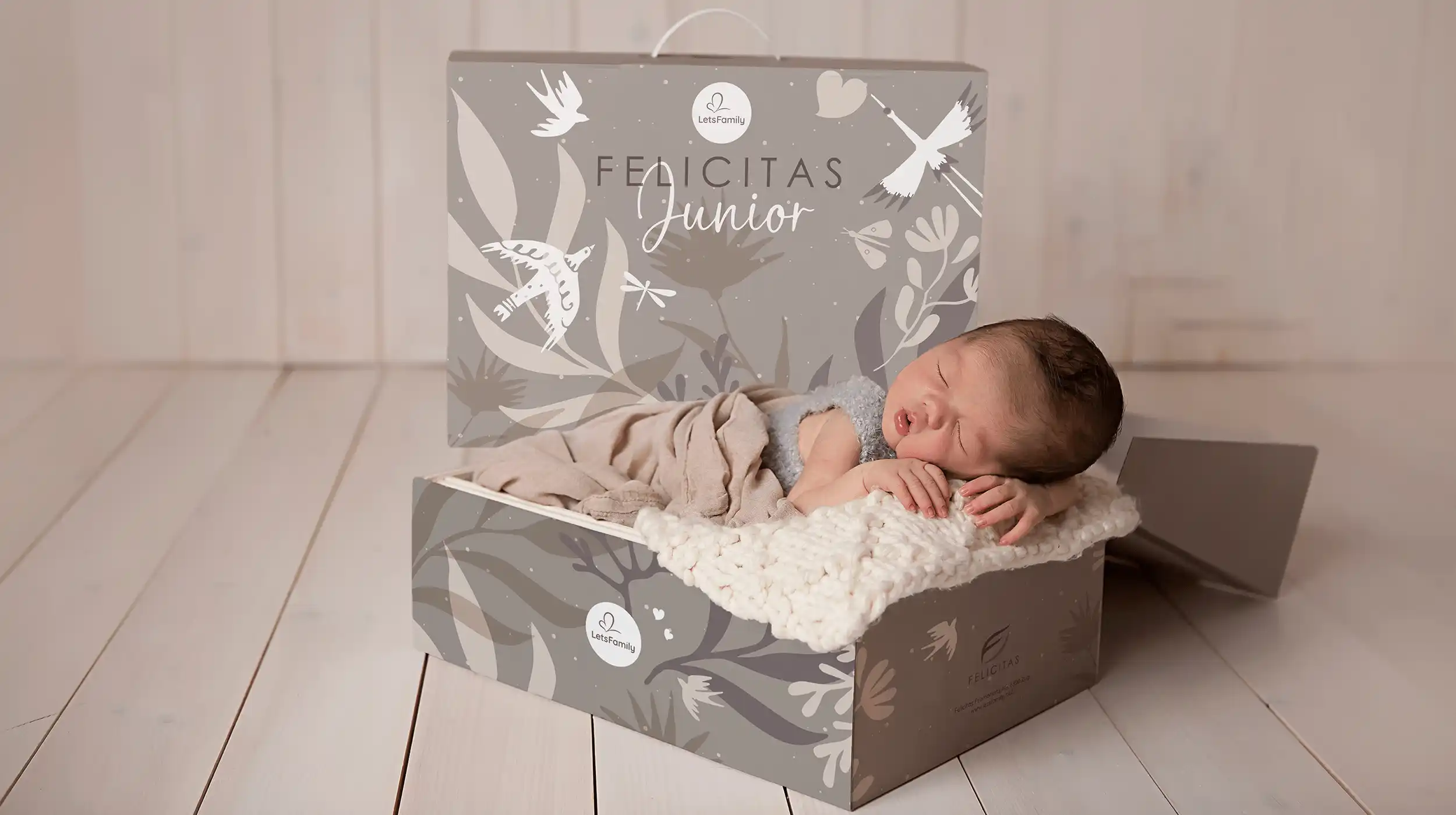 Neugeborenes in einer dekorierten Felicitas-Junior-Geschenkbox.