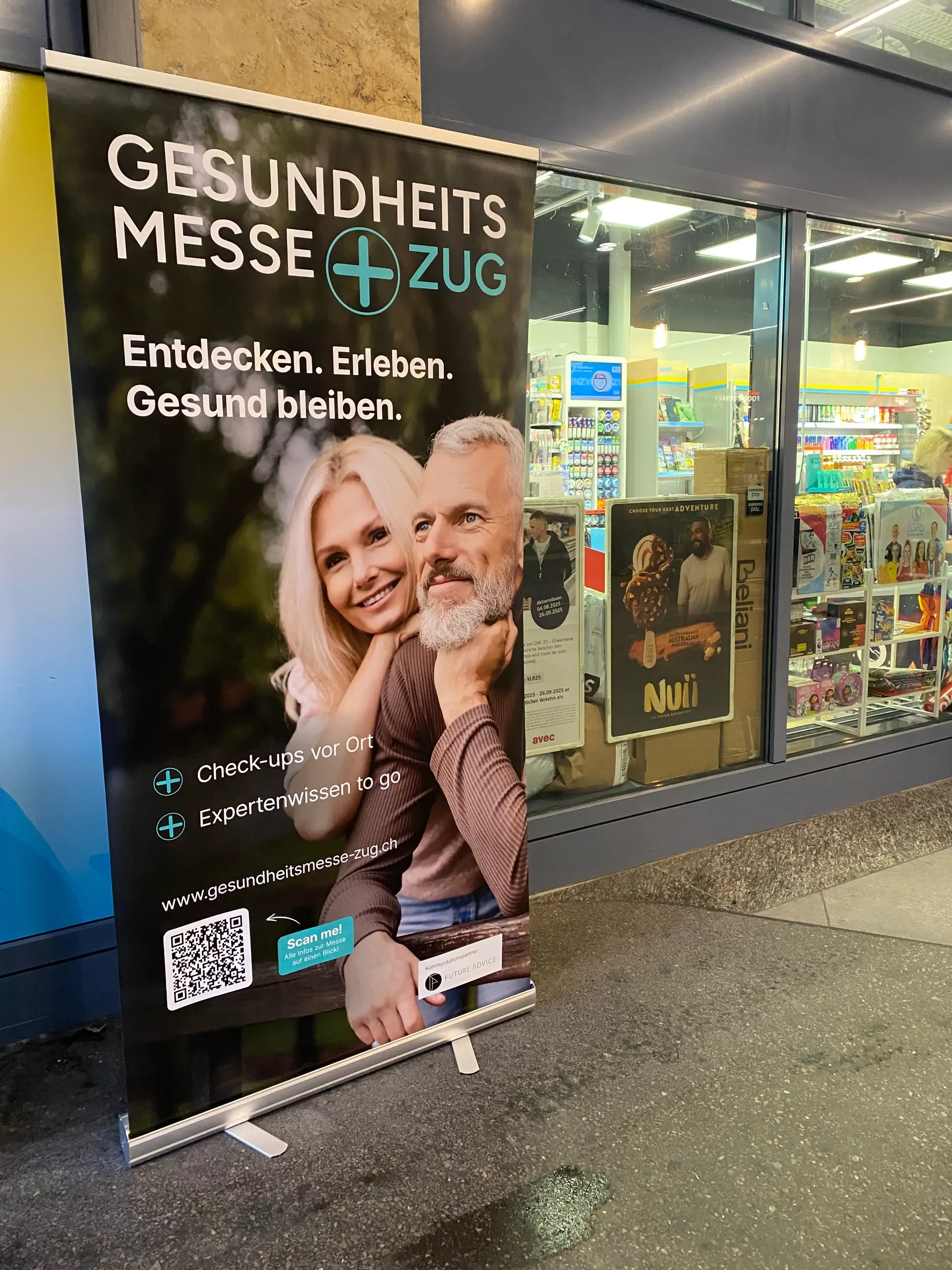Rollup der Gesundheitsmesse Zug im Metalli mit dem einheitlichen Messeauftritt