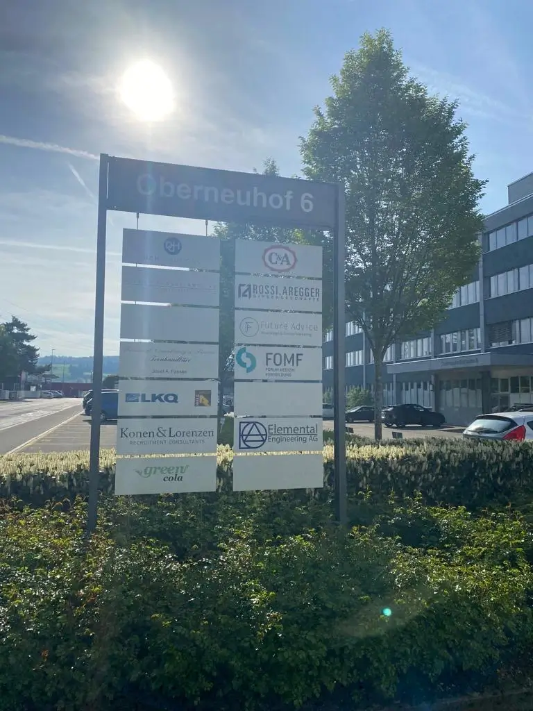 Wegweiser am Oberneuhof 6 mit dem Firmenschild von Future Advice